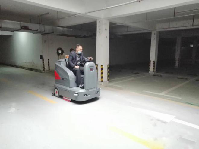 萍乡小区物业保洁不用人力改用驾驶式洗地机了